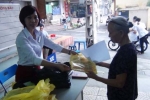 Trạm y tế phường Phương Liệt (Hà Nội): Phát cẩm nang sức khỏe miễn phí – Nâng cao kiến thức về bệnh xương khớp 