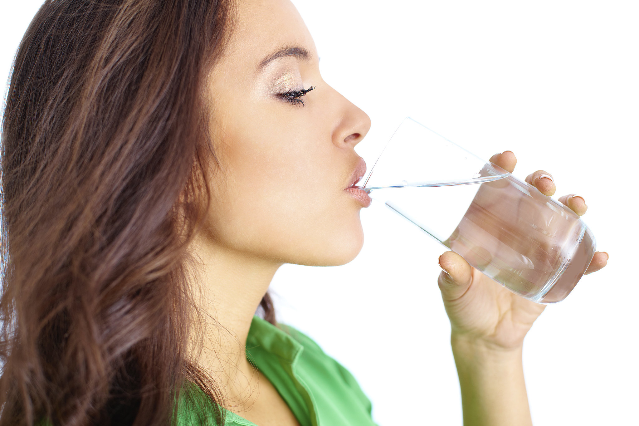 Uống nhiều nước giúp giữ ẩm cho cổ họng, giảm đau họng
