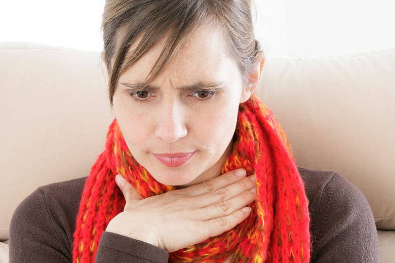 Người bệnh thường khó chịu ở cổ họng khi bị khản tiếng