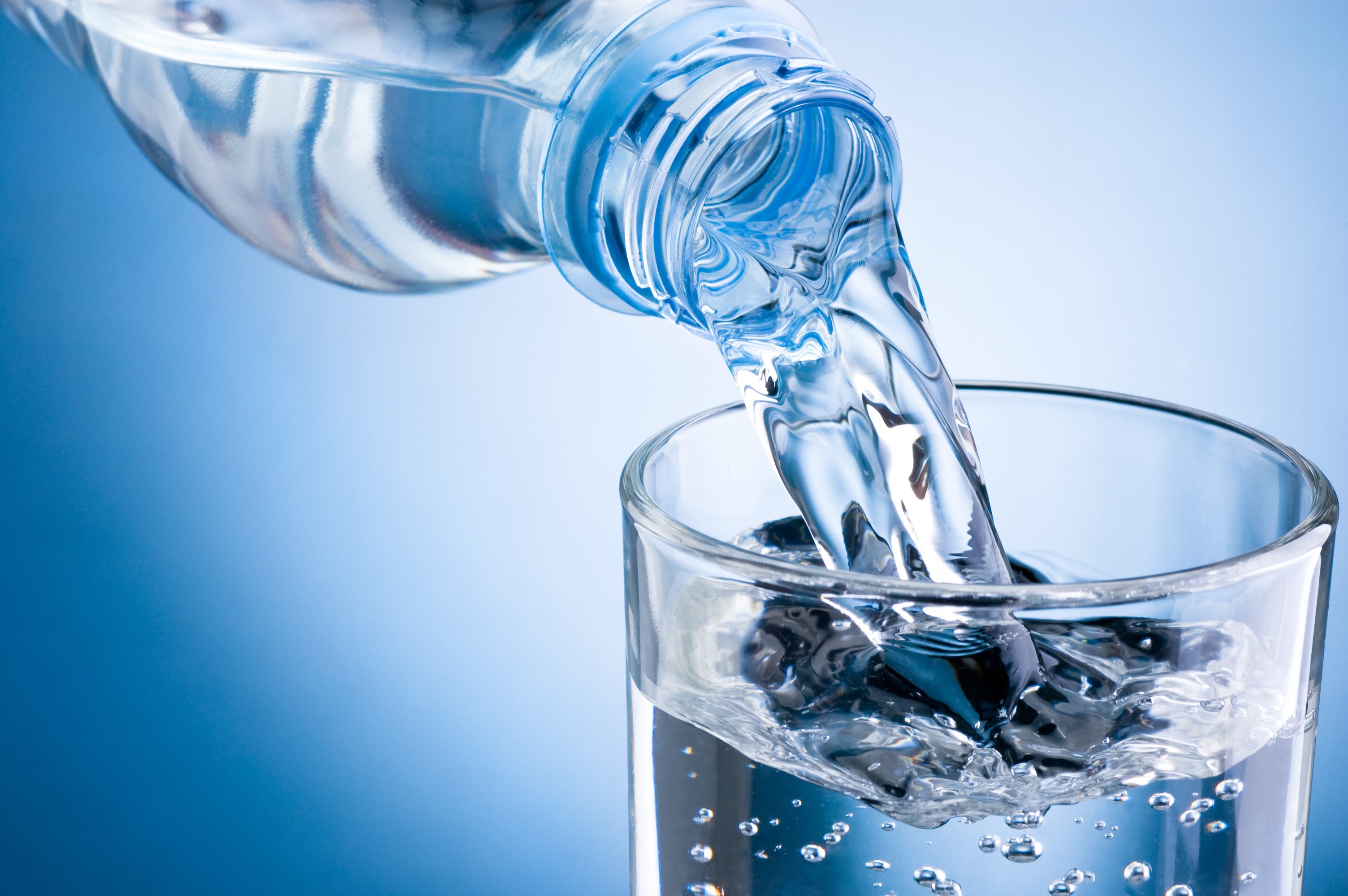Uống nhiều nước giúp giải độc cho cơ thể, cải thiện tình trạng khản tiếng