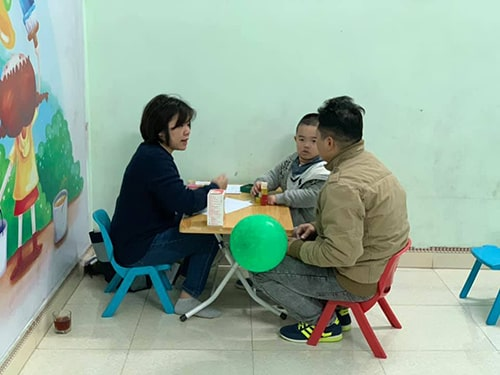 Bs Nguyễn Thị Hồng Thúy - Trưởng bộ phận đánh giá tâm lý thăm khám cho bé