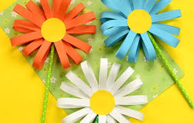 Bố mẹ có thể cho trẻ tự kỷ tham gia gấp hoa từ giấy màu cùng các bạn để tăng liên kết với mọi người xung quanh