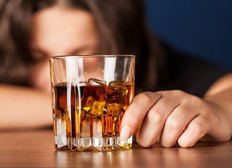 Người bị ù tai kéo dài không nên uống rượu