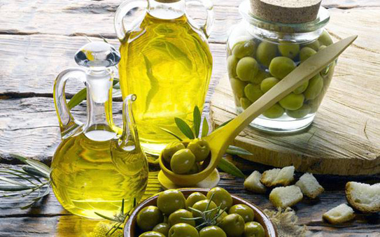   Súc miệng với dầu olive là liệu pháp chữa chảy máu chân răng lâu đời