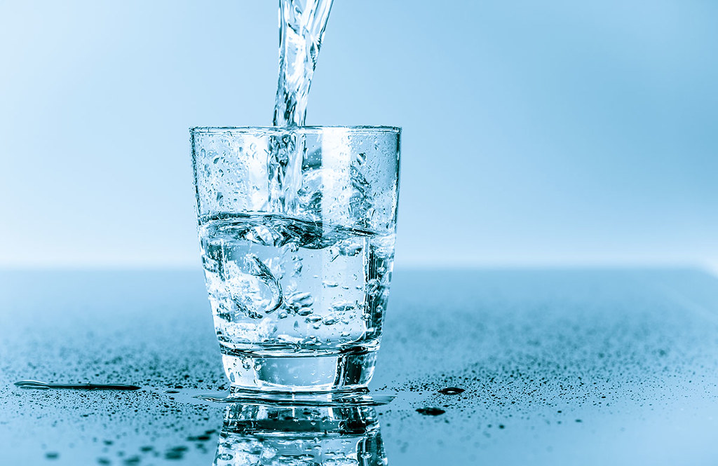    Cho bệnh nhân bị sa sút trí tuệ uống nhiều nước để tránh mất nước và táo bón