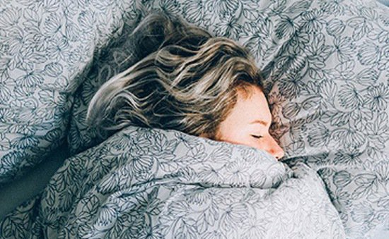 Ngủ không sâu giấc hay nằm mơ là dấu hiệu rối loạn giấc ngủ