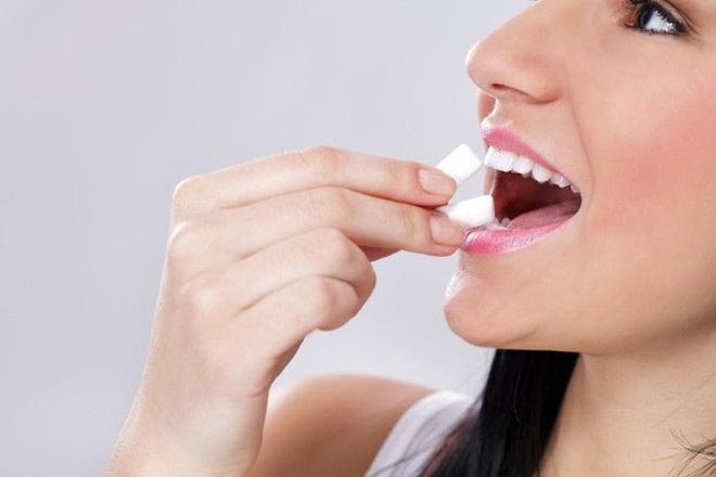 Nhai kẹo cao su giúp giảm đau tai