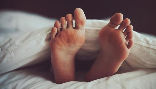 Bệnh gút thường gây đau dữ dội tại khớp ngón chân cái