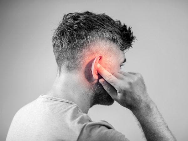 Trong tai có tiếng ù ù là triệu chứng của bệnh xơ cứng tai