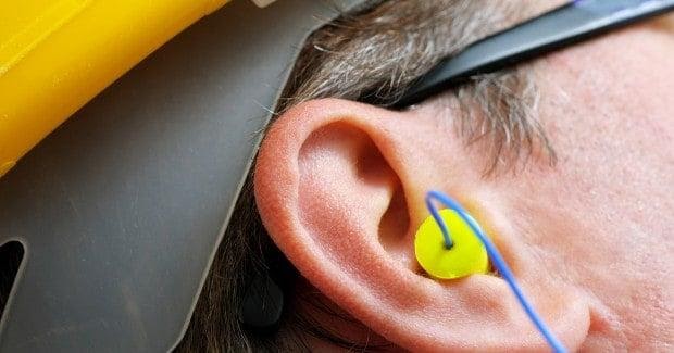 Nên dùng nút bịt tai khi tiếp xúc với tiếng ồn lớn