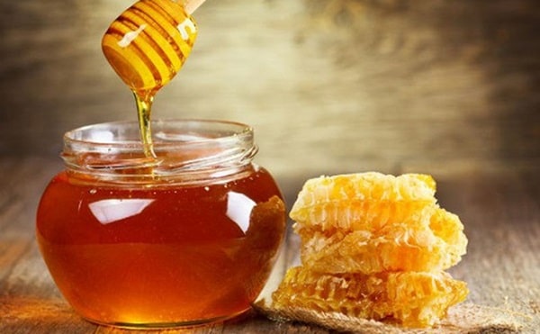 Mật ong là một nguyên liệu thiên nhiên giúp cải thiện rạn da sau sinh hiệu quả
