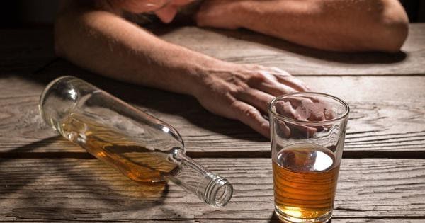    Say rượu khiến người uống mất kiểm soát hành vi, suy nghĩ