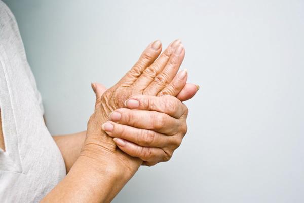 Rối loạn cảm giác bàn tay do tiếp xúc với không khí lạnh trong thời gian dài