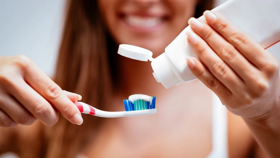   Vệ sinh răng miệng đúng cách giúp cải thiện bệnh viêm lợi sưng má