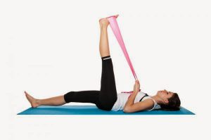 Bài tập yoga Supine Hand-to-ankle-stretch tốt cho xương khớp