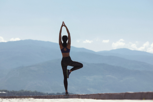 Động tác yoga trái núi giúp giảm đau khớp gối